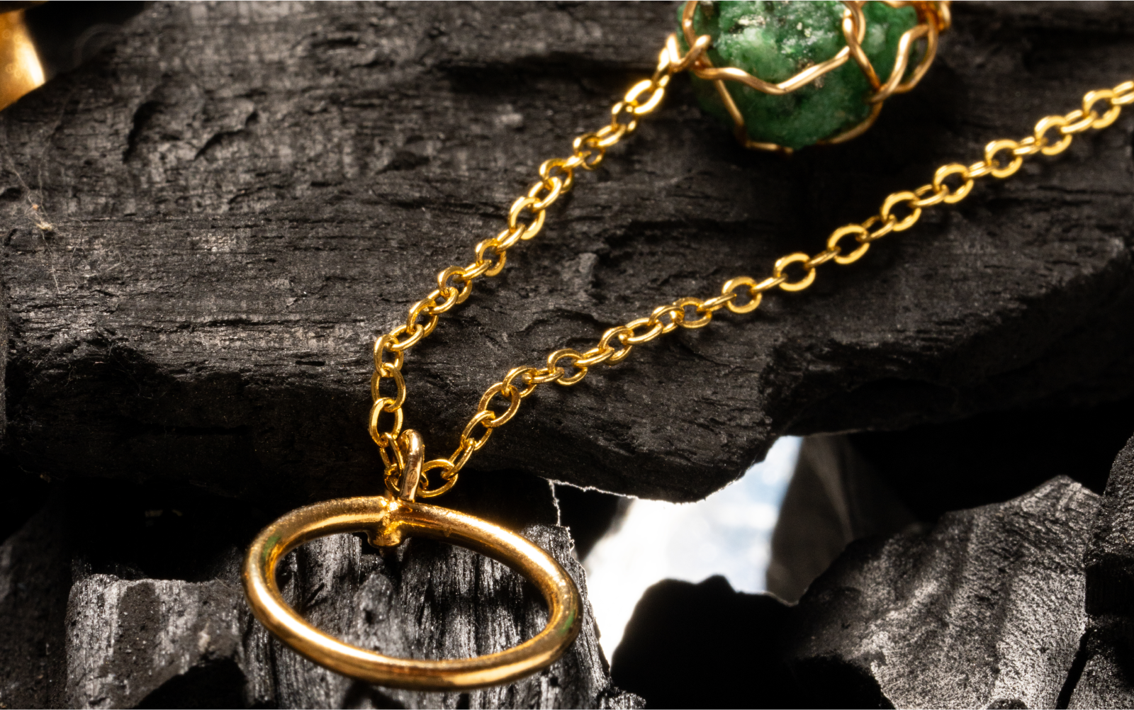 Joyas como Amuletos de Buena Suerte: Descubre su Poder Protector