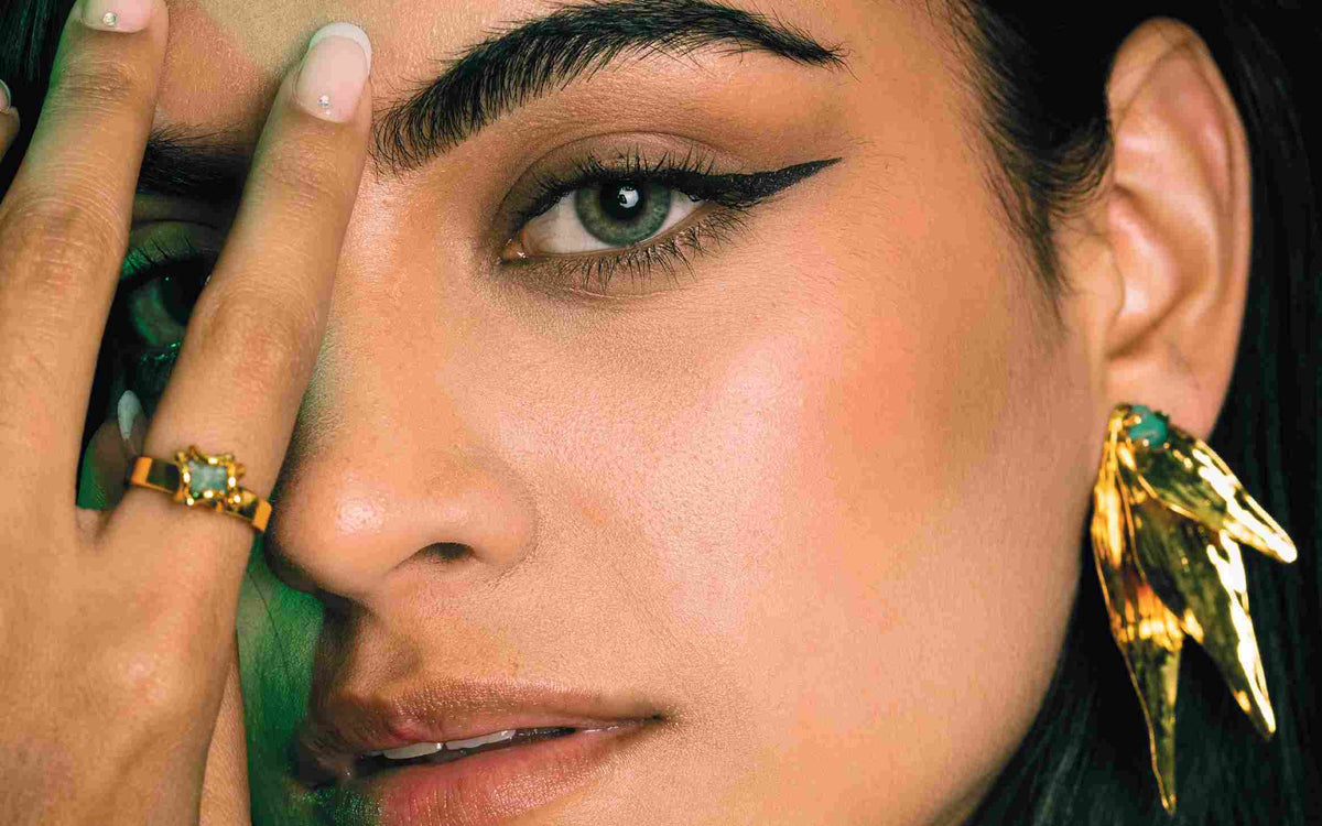 ¿Cómo se llaman los aretes que se ponen arriba de la oreja?