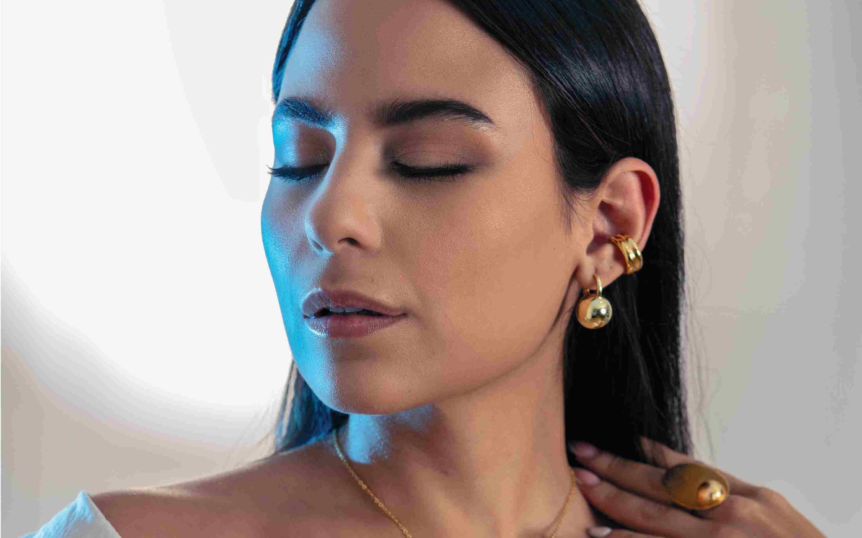 ¿Cómo combinar aretes con la ropa? 10 tips imperdibles