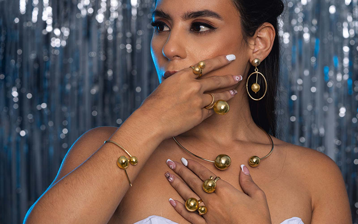 Cómo Combinar Joyas para un Look de Noche Deslumbrante
