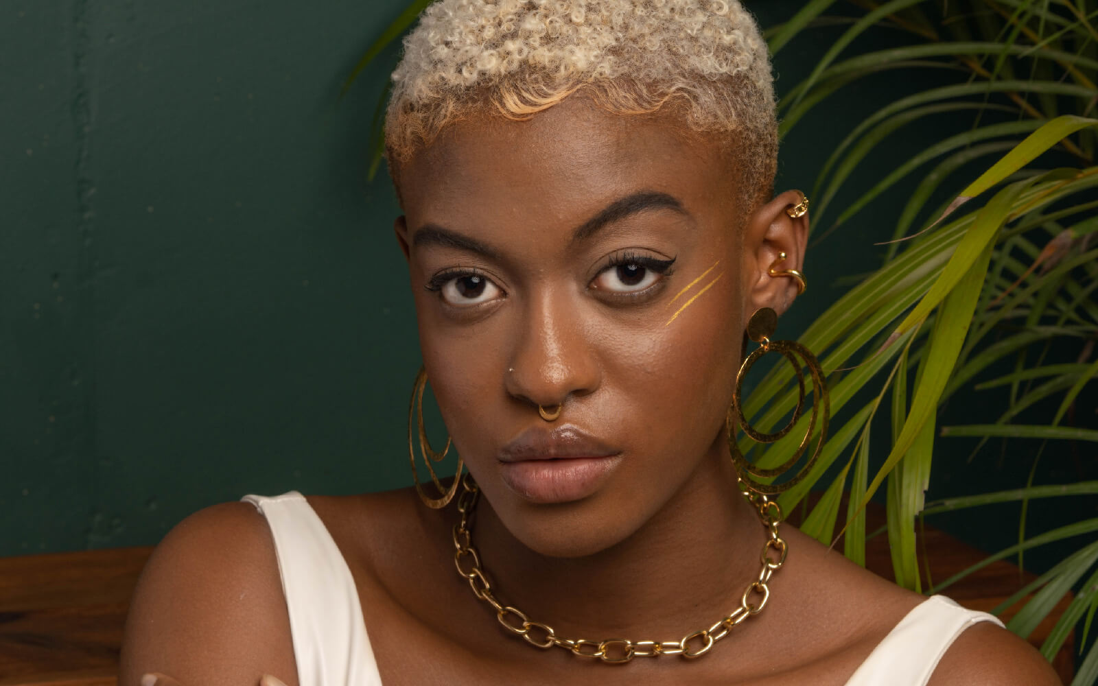 ¿Cómo combinar aretes y collares?
