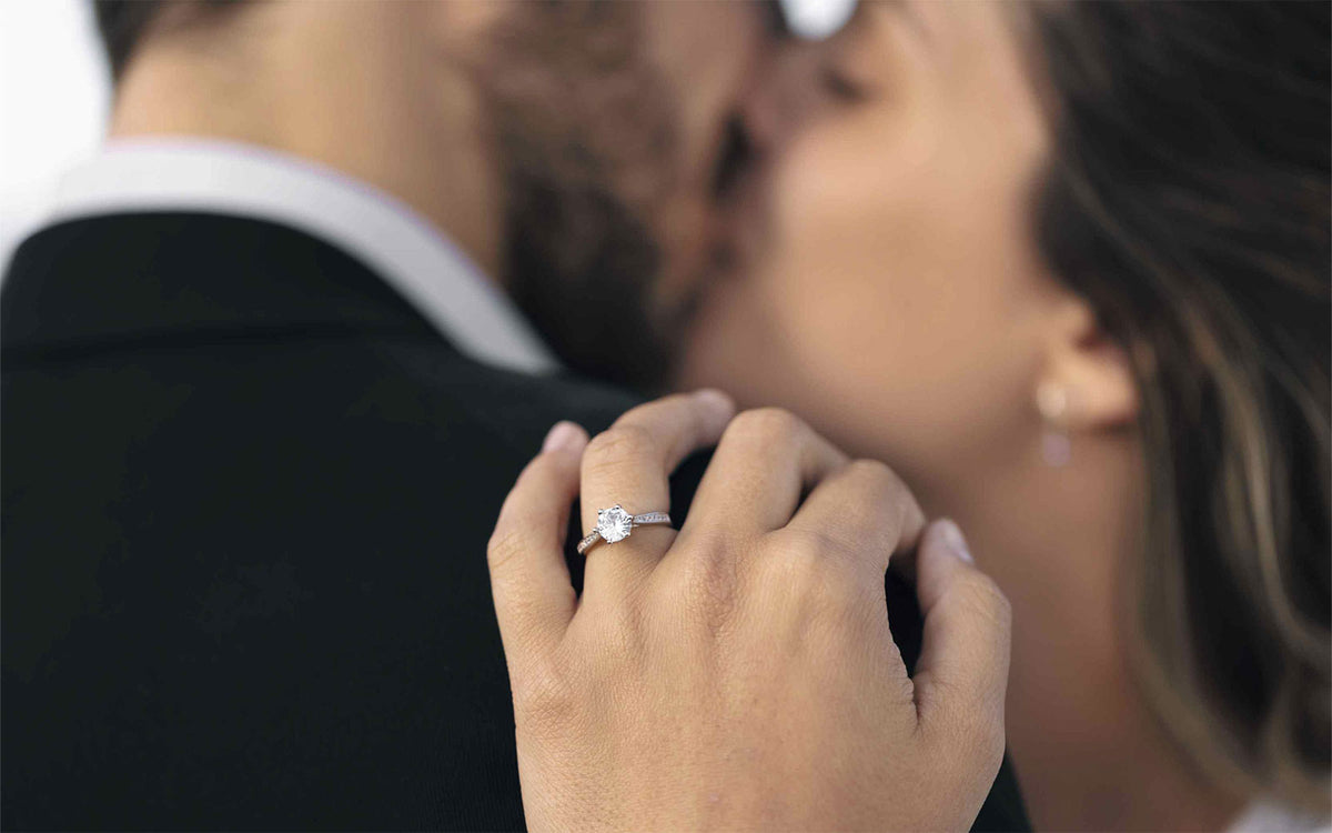 ¿En qué mano va el anillo de compromiso? - ENIGMA Joyería