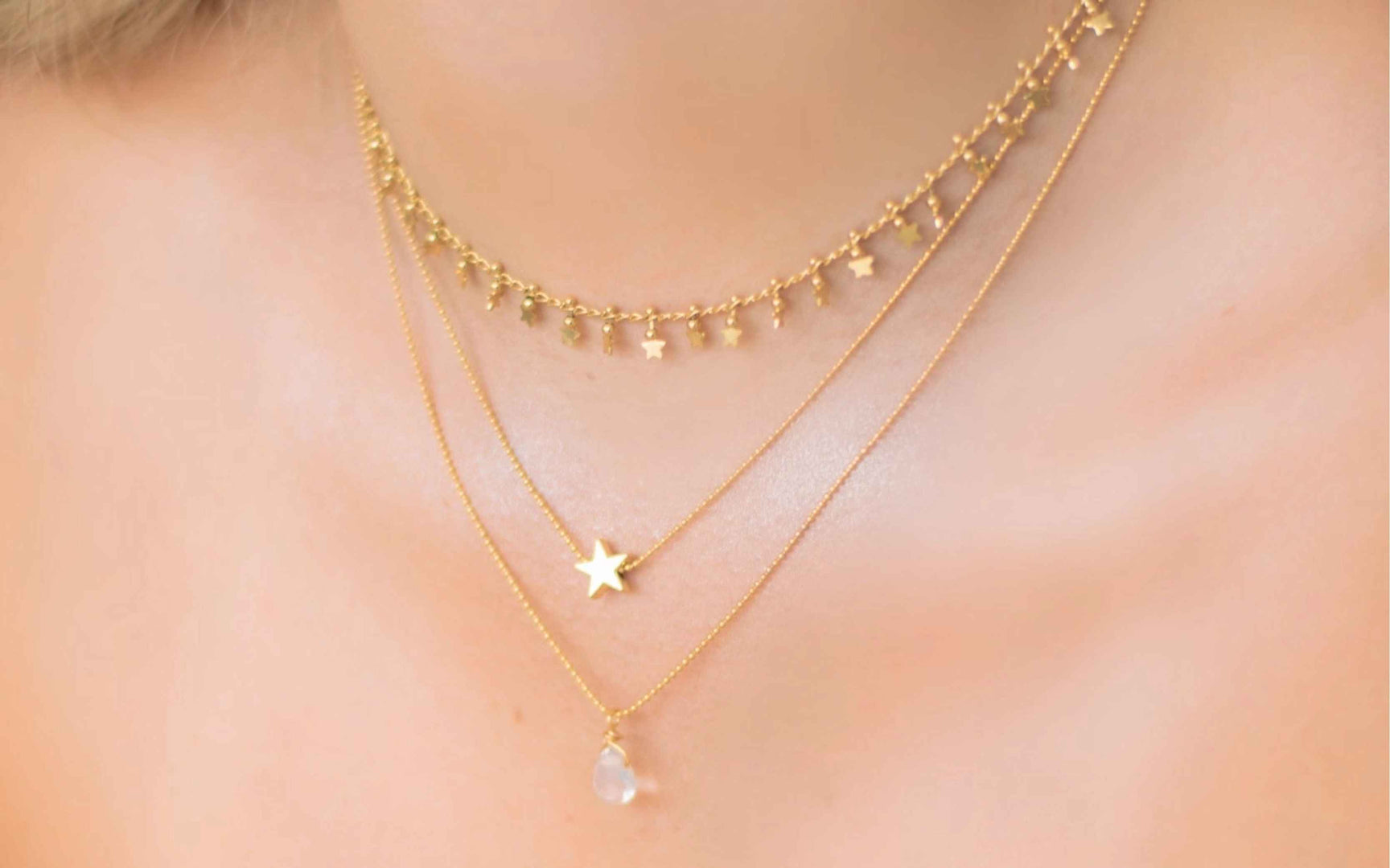 El secreto para lucir collares en capas