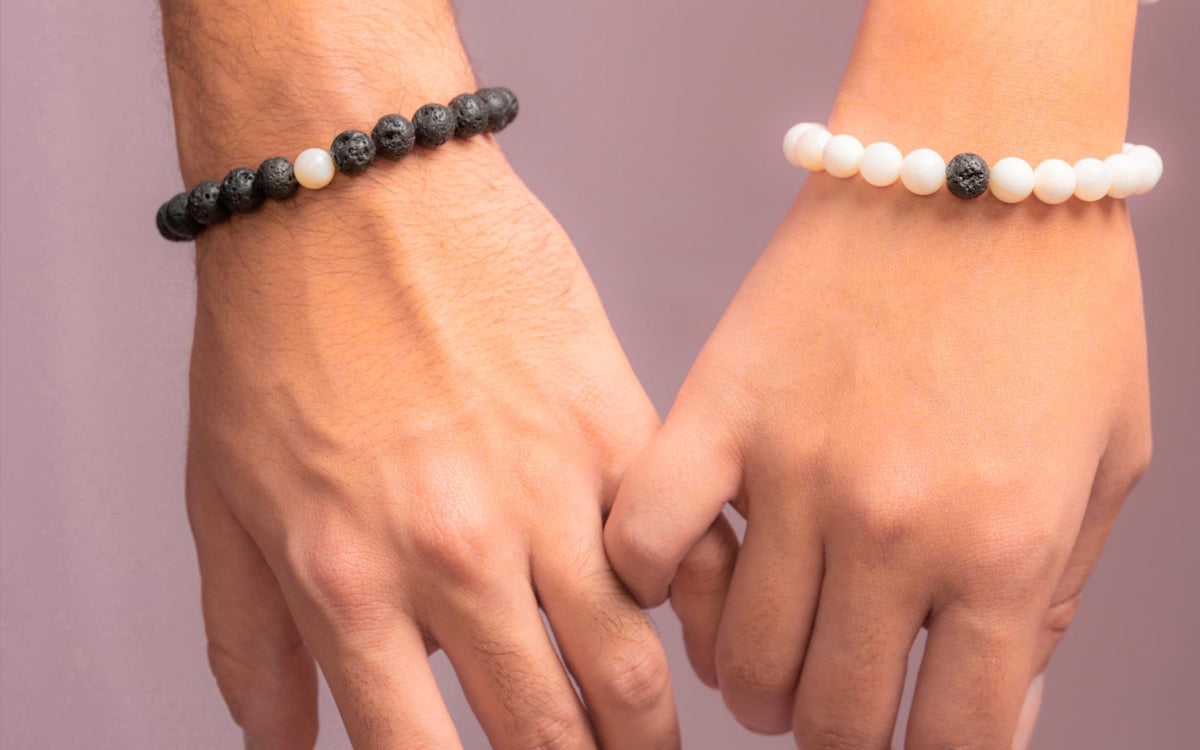 pulseras de parejas y su significado - ENIGMA Joyería