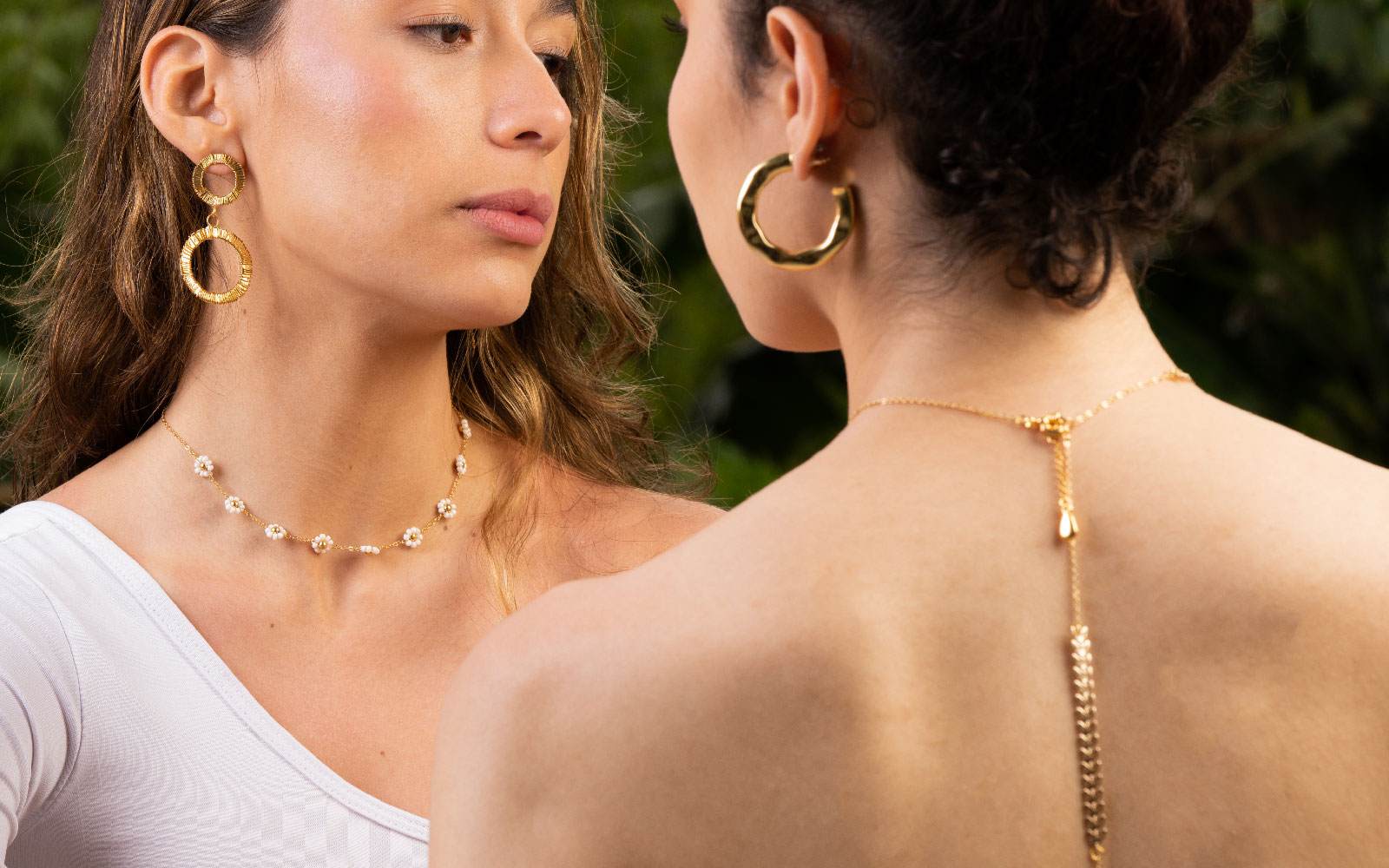 Qué collar usar según el escote - ENIGMA Joyería